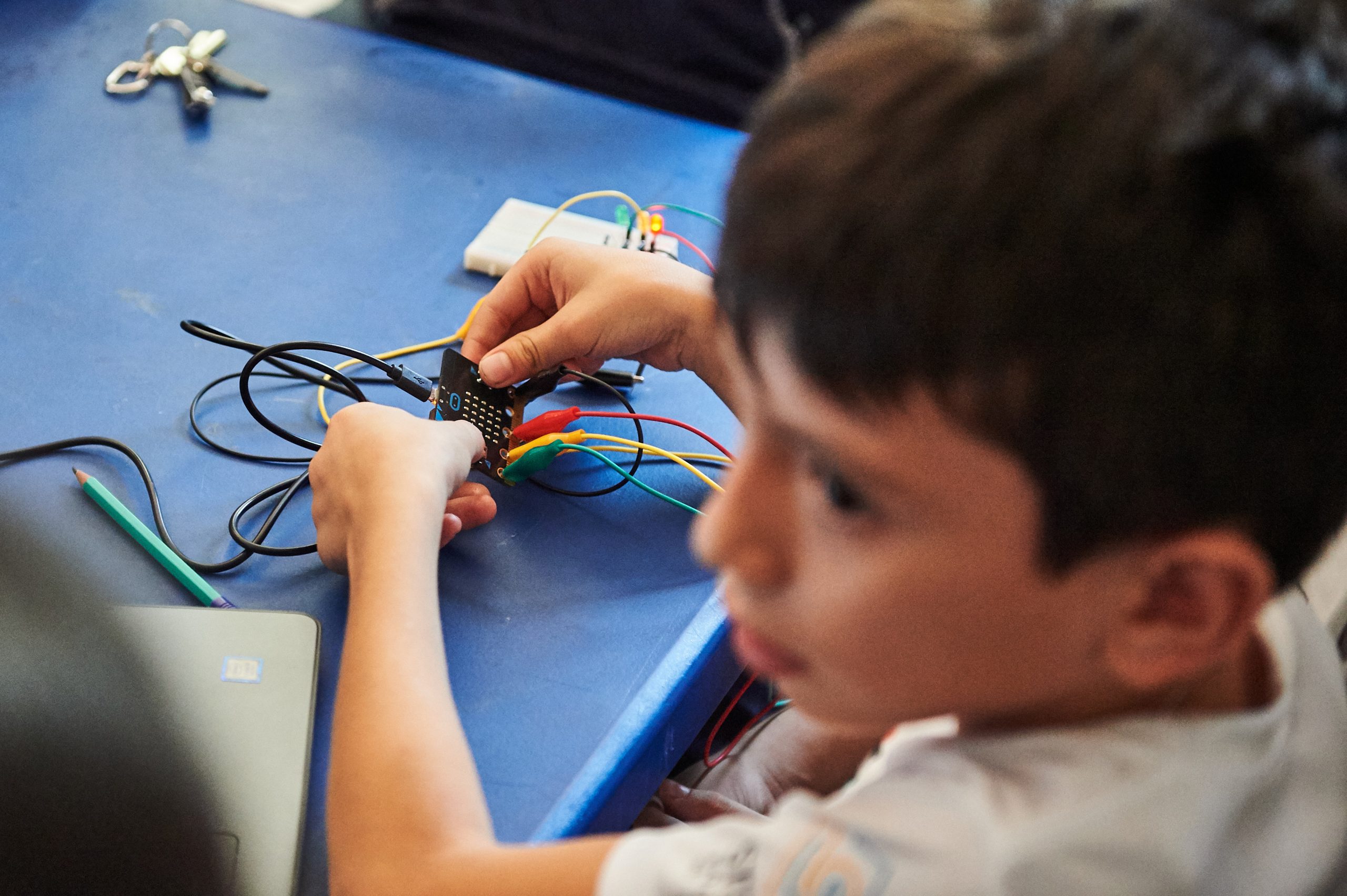 Niño con módulo eléctrico