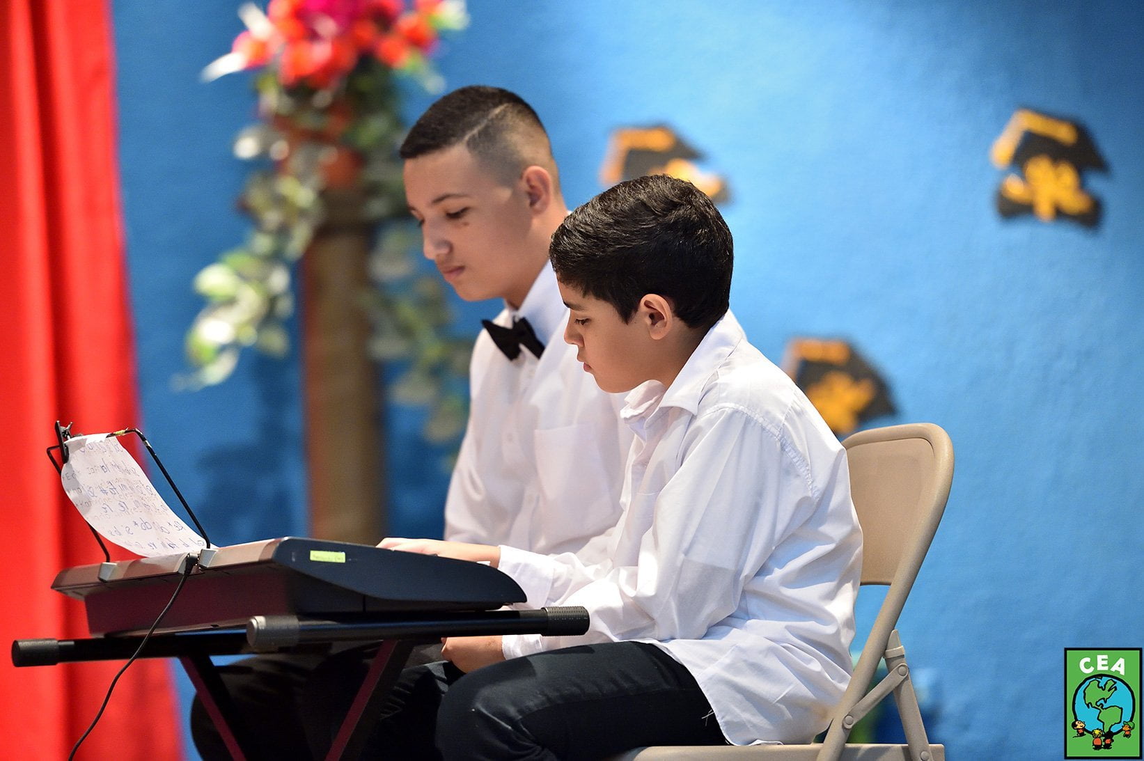 Niños frente a un teclado musical