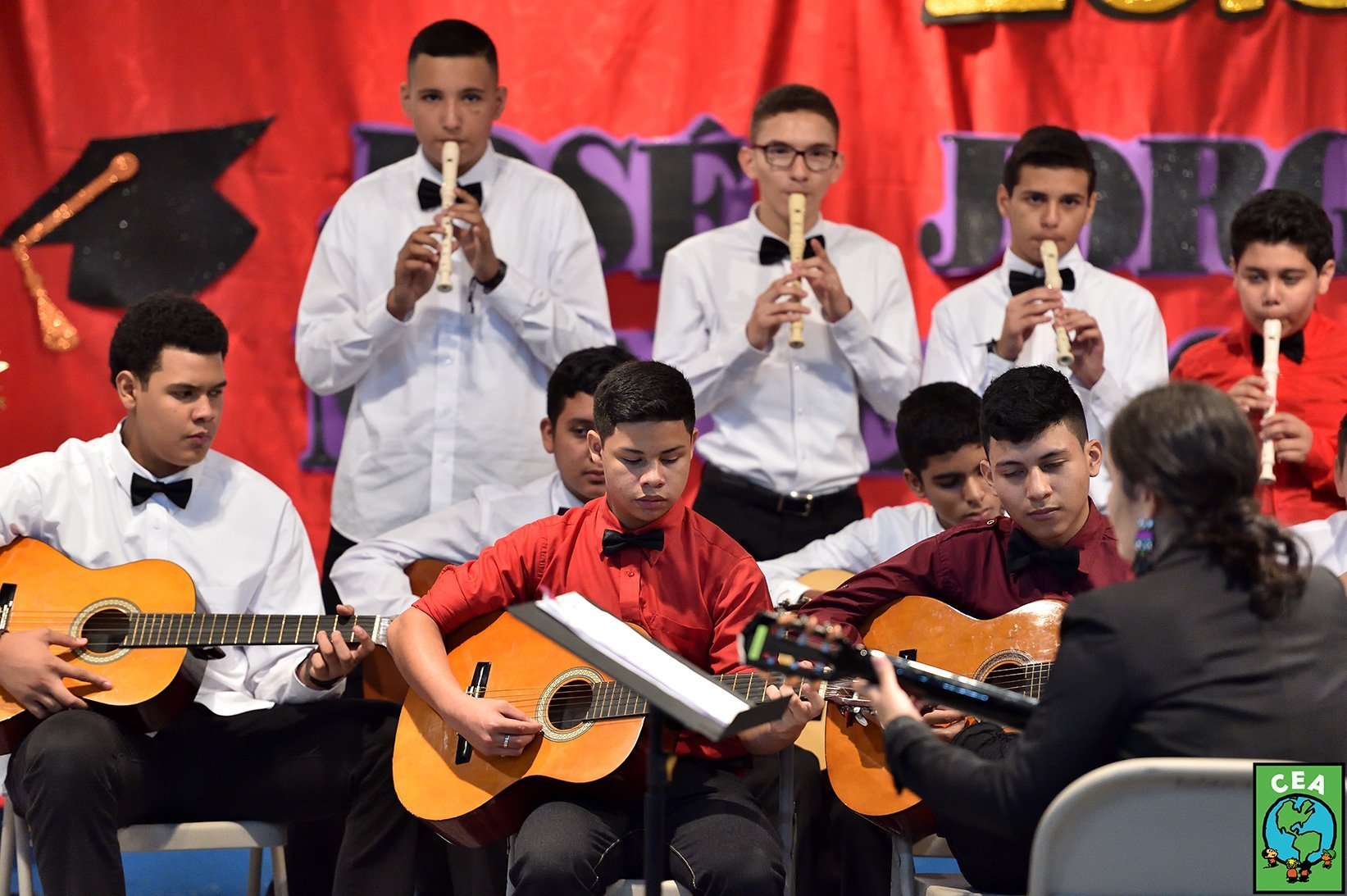 Niños ejecutando guitarras y flautas