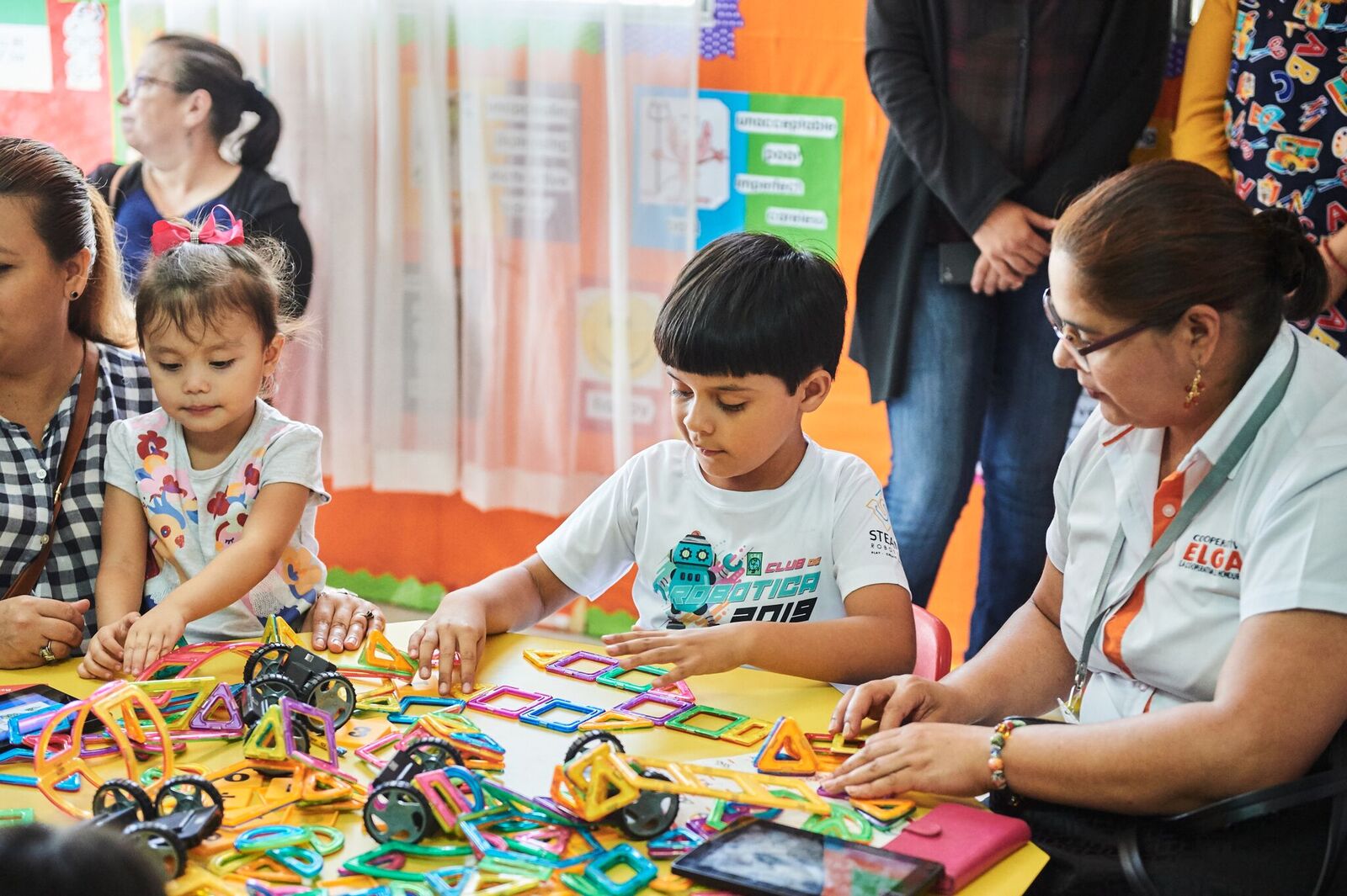 Madres junto a sus hijos armando piezas