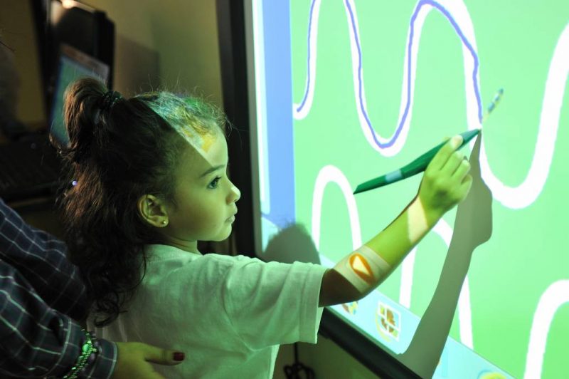 Niña dibujando en Promethean